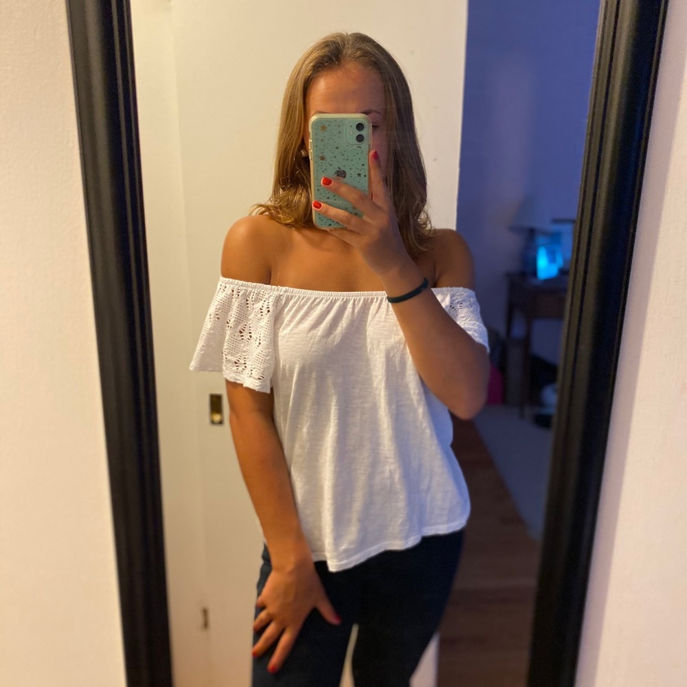 White Old Navy t-shirt w/lace sleeves